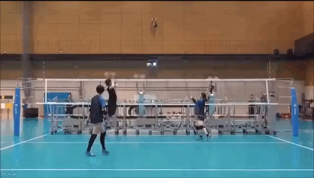 Chú robot huấn luyện bóng chuyền trong buổi tập của đội bóng chuyền nữ quốc gia.