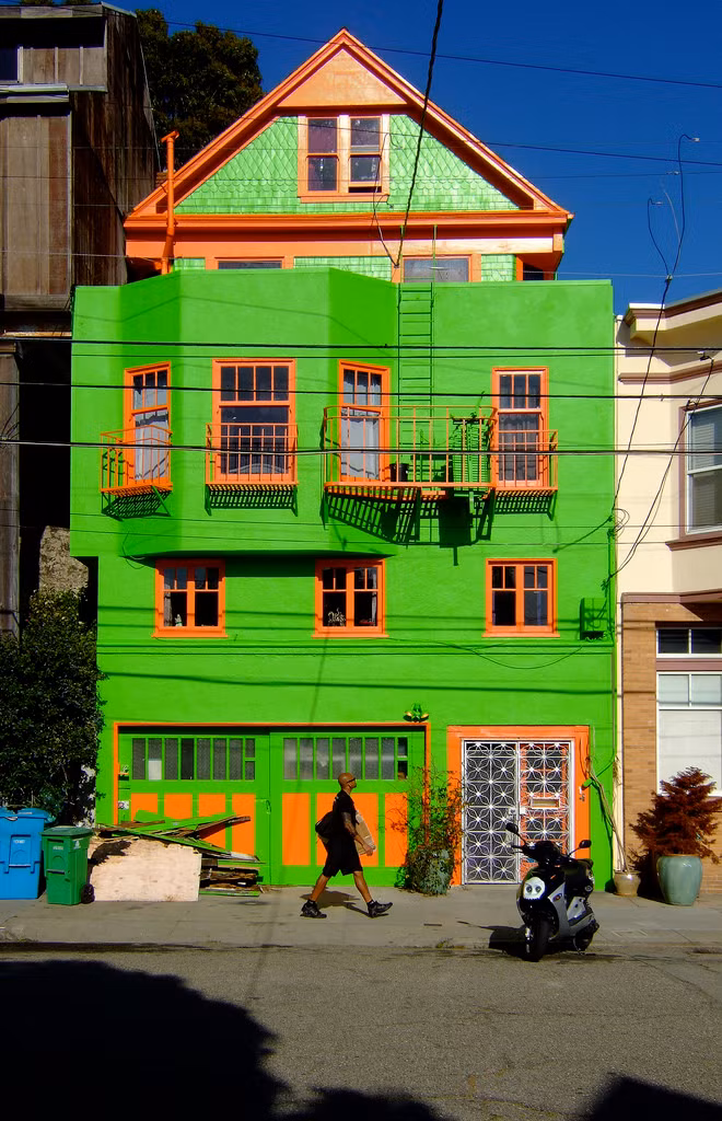  Ngôi nhà độc đáo ở mặt tiền màu xanh lá cây sặc sỡ. Ảnh: Offbeathome.