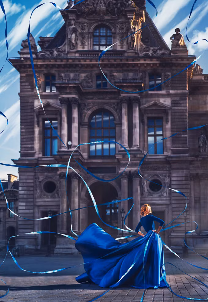 Trong sắc xanh huyền bí của mẫu váy xòe rộng, cách tạo dáng chuyên nghiệp của người mẫu đã chuyển tải một cách triệt để ý đồ của mẫu thiết kế kiêu sa này. Không liên quan đến lĩnh vực thời trang nhưng nhà nhiếp ảnh tài ba đã khiến giới mộ điệu phải khâm phục bởi các ý tưởng hay ho.