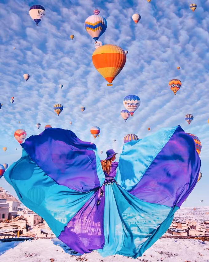 Trong sắc tím, xanh thời thượng cô người mẫu dường như được chắp cánh có thể bay lên bầu trời lúc nào không hay