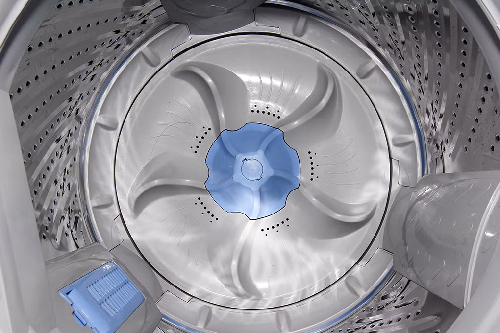 Không chỉ tự động khởi động lại máy khi có điện, máy còn tích hợp khóa an toàn trẻ em. Trong trường hợp máy giặt bị mở cửa, máy sẽ phát ra âm thanh báo động và ngưng hoạt động 30 phút. Ảnh: Mediamart.