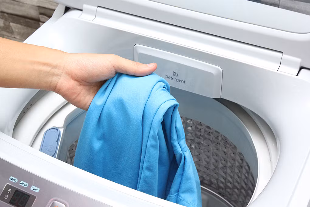 Máy thiết kế mang phong cách sang trọng, ưa nhìn. Công nghệ Wobble trên máy giặt giúp giảm ma sát, ít ảnh hưởng đến chất lượng quần áo. Ảnh: Điện máy xanh.