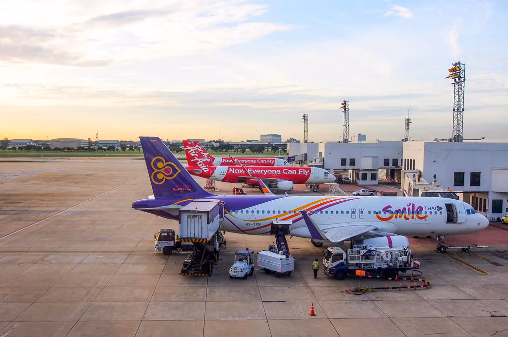 Thành viên của Không quân Hoàng gia Thái có thể đánh golf ngay tại sân bay trên sân golf 18 lỗ nằm giữa 2 đường băng của sân bay quốc tế Don Mueang. Ảnh: Bangkok.