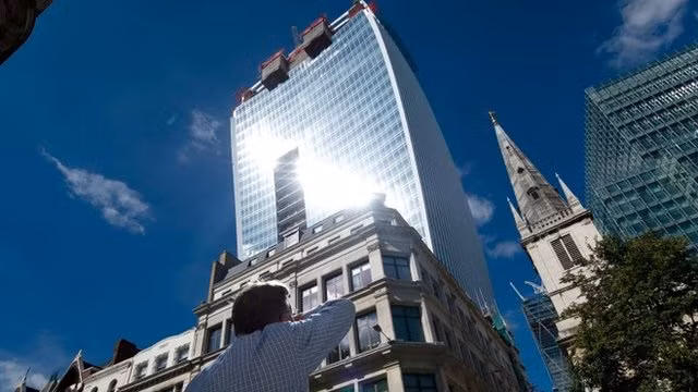 Lý do là tòa nhà được làm bằng kính với thiết kế cồng kềnh, phản chiếu quá nhiều ánh nắng. Ảnh: BBC.