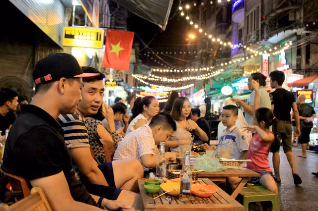 Đáng chú ý, có tới 80% nam giới sử dụng rượu bia, cao gấp đôi mức trung bình thế giới. Ảnh: VTV.