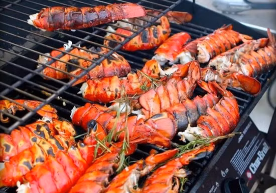 Được mệnh danh là vua của các loại hải sản, tôm hùm là món ăn xa xỉ ở Việt Nam. Chúng xuất hiện trên bàn nhậu với chi phí khủng khi có giá hơn 4 triệu đồng/kg tươi sống. Ảnh: Daohaisan.