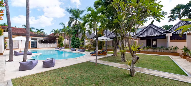 Kutaville Villa được bao quanh bởi các nhà hàng, quán bar sang trọng và chỉ mất vài phút đi bộ là tới bãi biển Seminyak. Ảnh: Kutaville Villa.