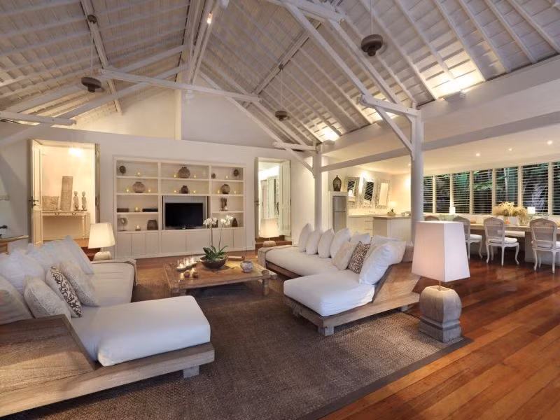 Nhân viên đài MBC thậm chí đã làm phóng sự phỏng vấn nhân viên tại căn biệt thự và được xác nhận Song Hye Kyo có đến đây, đi cùng một người đàn ông luôn che mặt, được đồn đoán là Song Joong Ki.