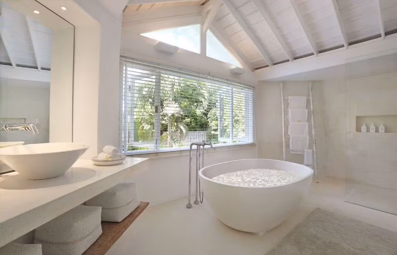 Biệt thự này rộng 1.200m2, được xây dựng theo kiểu biệt thự nhiệt đới, gần gũi với thiên nhiên. Bên trong được décor rất đơn giản và thoáng mát với tông màu chủ đạo là màu trắng. Giá thuê một phòng của khu nghỉ dưỡng này khoảng từ 900 - 1.200 USD.