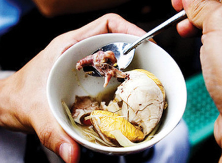 Khi sử dụng trứng vịt lộn trong bữa ăn, chúng ta nên lưu ý giảm bớt các món ăn giàu đạm như thịt, trứng, tôm, cua, nội tạng như tim, gan, cật…, các món xào rán nhiều dầu mỡ để tránh gây quá tải chất đạm, chất béo dẫn đến các triệu chứng đầy bụng khó tiêu, rối loạn tiêu hóa… không có lợi cho sức khỏe. 