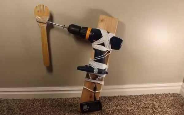 Phải chắc chắn thế mới sạc được điện thoại. Ảnh: Neatorama.