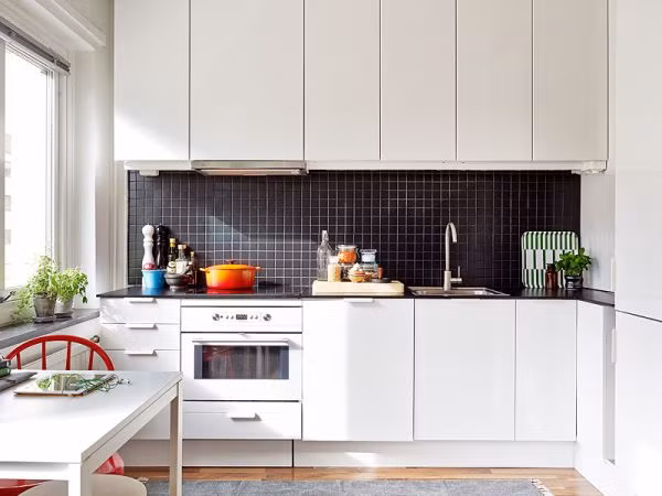 Khu vực bếp trang nhã với gam màu trắng.