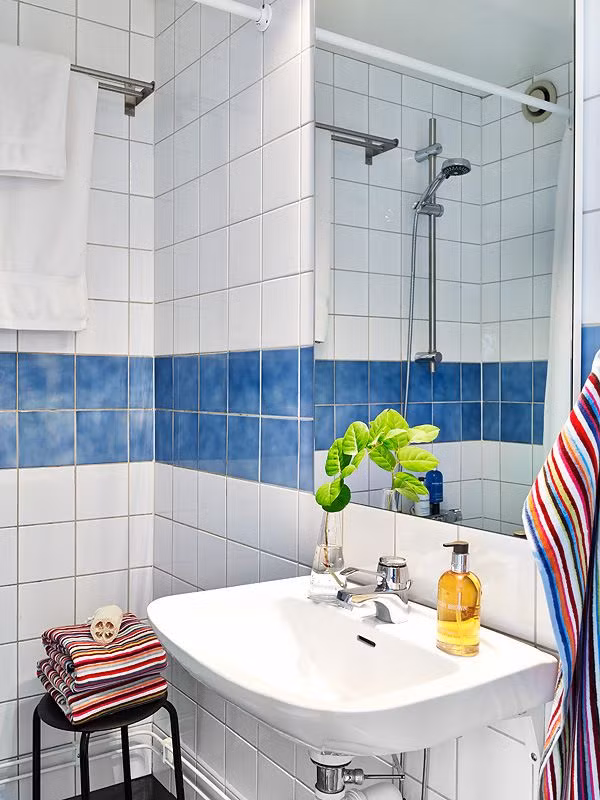 Phòng tắm đơn giản, tiện nghi.