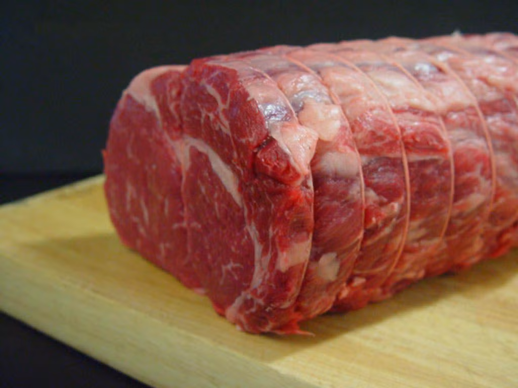 Thịt thăn ngoại bò Úc cao cấp Striploin (thịt thăn lưng, thịt nằm trên lưng bò) có lớp mỡ bao quanh, rất mềm. Ảnh: Vietbuy247.