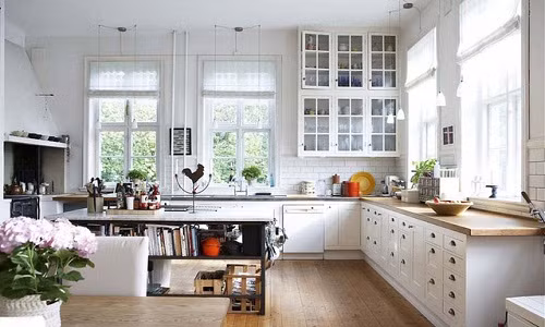 Khi đặt chiếc tủ bếp chữ L này vào căn bếp xinh đẹp của bạn, không gian bếp sẽ sáng bừng và sạch sẽ hơn bởi màu trắng luôn thể hiện cho sự tinh khiết, trang nhã. Bên cạnh đó, tủ bếp này được làm từ chất liệu Laminate đã qua tẩm sấy, tránh cho gỗ bị cong vênh nên đảm bảo hai tiêu chí đẹp và bền cho người sử dụng. Nhờ đó, căn bếp nhỏ của bạn sẽ càng trở nên tuyệt vời cho những bữa cơm gia đình ấm cúng. sáng bừng và sạch sẽ.