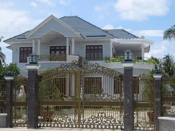 Biệt thự 2 tầng ấn tượng với cánh cổng làm bằng nhôm đúc họa tiết tinh xảo và sắc nét. Ảnh: Kientaoviet.