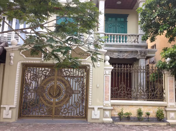 Biệt thự kiểu Pháp hoành tránh nhờ chiếc cổng hoa văn mang phong cách châu Âu cầu kỳ. Ảnh: Vietnamnet.