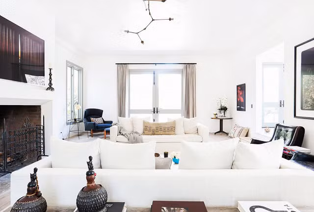 Phong cách ghế sofa không hợp với phòng khách làm mất đi tính thẩm mỹ của căn phòng. Nếu ngôi nhà thiết kế theo phong cách hiện đại bạn nên chọn sofa màu sắc nhẹ nhàng, mang đến sự sang trọng.