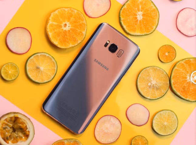 Trong không gian đậm chất nhiệt đới, Galaxy S8+ phiên bản màu mới mang vẻ ngọt ngào, trầm lắng, pha chút tông hồng. Sắc tím đậm lại phù hợp với background lạnh lẽo. Mặt lưng của máy trơn láng, đồng nhất giữa các chất liệu. Galaxy S8+ tím khói khởi tạo trào lưu mới, thoát khỏi vòng lặp màu sắc đen, trắng trên các thiết bị di động. Bạn có thể sử dụng smartphone này như một phụ kiện thời trang cá tính, phù hợp với cả phong cách color block lẫn ton-sur-ton.