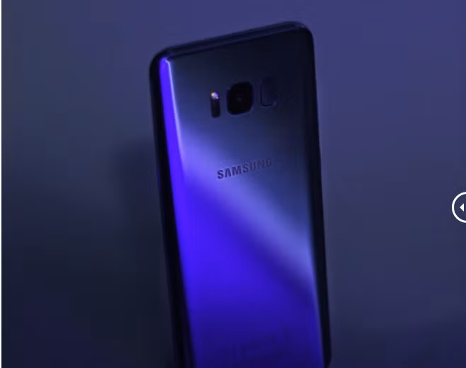 Cùng với vẻ ngoài ấn tượng, Galaxy S8+ cũng giữ lại những tính năng cao cấp của những phiên bản trước. Camera khẩu độ f/1.7, áp dụng công nghệ Dual Pixel, có khả năng xử lý ảnh đa khung và tùy chỉnh thông số tương tự máy ảnh chuyên nghiệp. Khi được đặt trong không gian thiếu sáng, Galaxy S8+ tím khói toả sáng nhờ thiết kế phản quang ở mặt lưng và khung viền kim loại cao cấp.