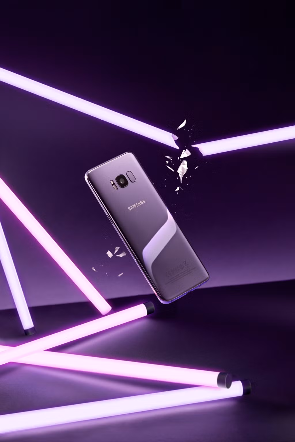 Galaxy S8+ tím khói là sự kết hợp hoàn hảo giữa công nghệ, thời trang và cảm hứng sáng tạo. Thiết bị đang được phân phối tại các hệ thống bán lẻ toàn quốc với giá tham khảo 20,49 triệu đồng.