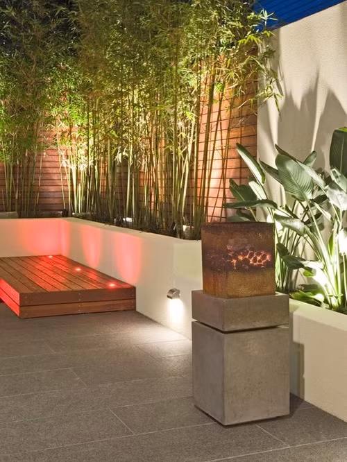 Những thân tre được cắt tỉa gọn gàng, trồng dọc theo tường tạo thành bức rèm xanh xinh xắn. Ảnh: Houzz.