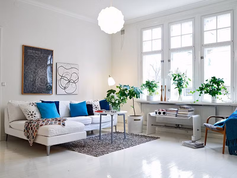 Sofa góc chữ L gọn nhẹ bạn có thể vừa ngồi, vừa nằm thư giãn kết hợp bàn trà nhỏ phù hợp nhất cho không gian chật hẹp. Ảnh: Goby.