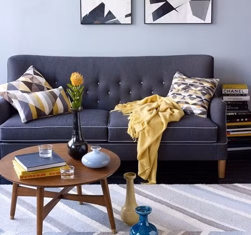 Bàn trà sofa gỗ làm nổi bật cá tính của gia chủ đồng thời là giải pháp cho ngôi nhà có diện tích hạn hẹp. Ảnh: Sofabella.