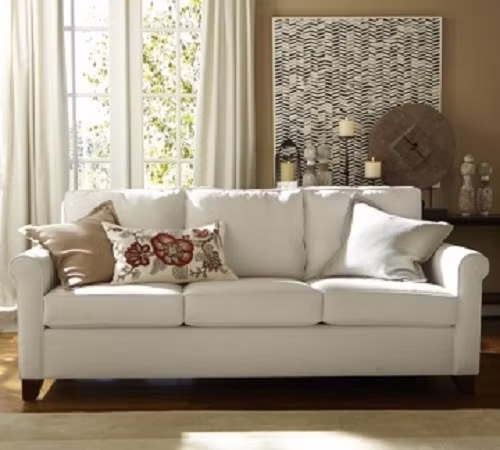 Sofa góc chữ I không gây cảm giác cồng kềnh, phù hợp với phòng khách nhỏ. Ảnh: Noithatkimminh.