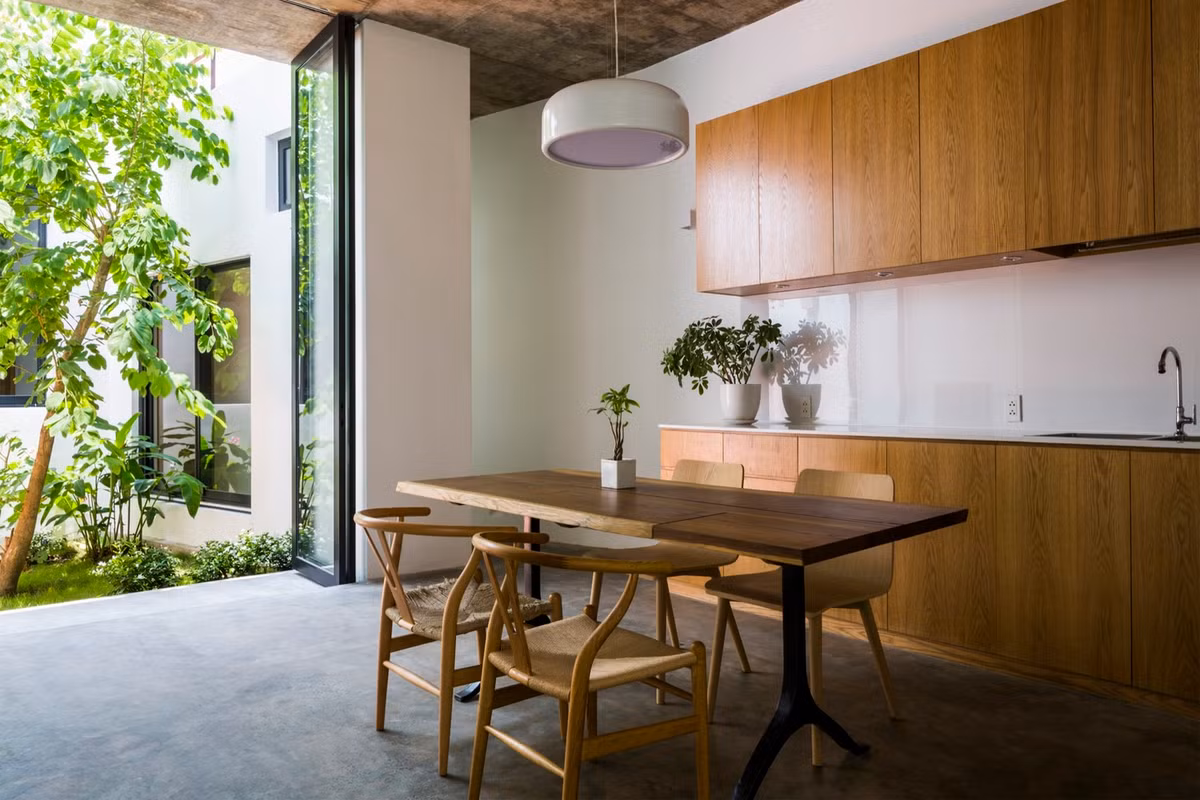 Khu vực nấu nướng và bàn ăn.