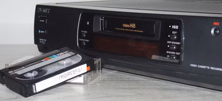 Băng video VHS dùng với đầu video. Nó được coi là tài sản giá trị trong nhà thời đó. Ảnh: Xomco.