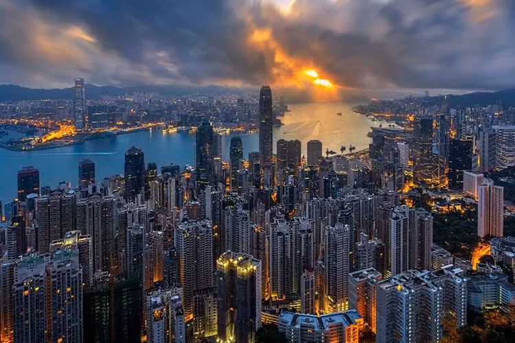 Cảng Victoria: Cảng Victoria có diện tích hơn 40 km2, nằm giữa đảo Hong Kong và bán đảo Cửu Long. Nơi đây được mệnh danh là trái tim của thành phố và là điểm đến không thể bỏ qua đối với du khách.