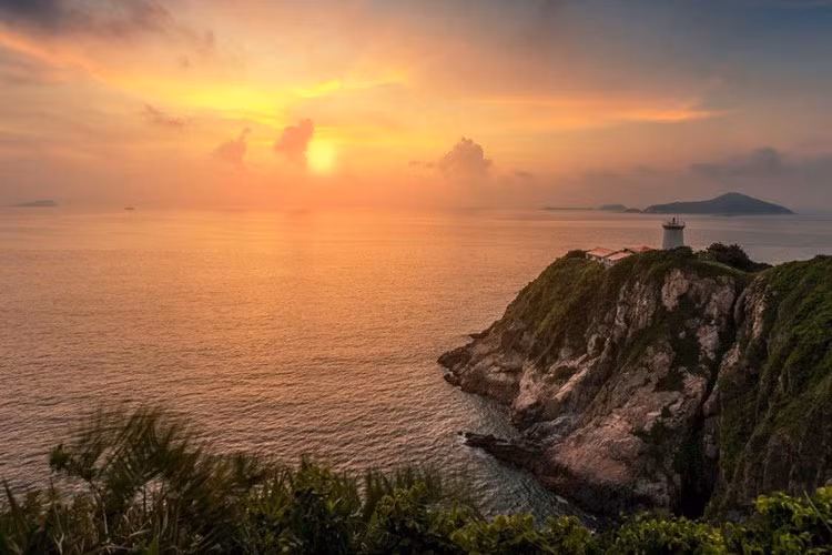 Hải đăng Cape D’Aguilar: Ngọn hải đăng Cape D'Aguilar nằm trên bán đảo Shek O ở phía đông nam Hong Kong, được xây dựng vào năm 1875. Đây là một trong những ngọn hải đăng cổ nhất còn sót lại của hòn đảo này.
