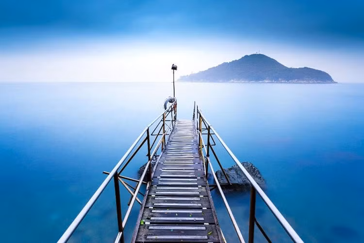 Bến tàu gỗ Tây Hoàn: Đây là bến tàu cũ nhô ra từ mũi phía tây của đảo Hong Kong. Ngày nay, nơi này trở thành địa điểm chụp ảnh được du khách yêu thích.