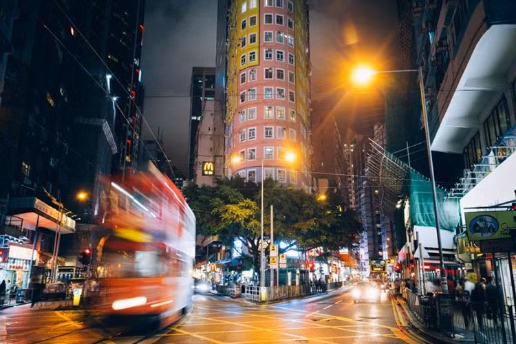 Khu Loan Tể: Khu Loan Tể nhộn nhịp nằm gần khu thương mại trung tâm của thành phố. Nơi đây có đường xe điện, những quán bar sôi động, chợ ngoài trời, các công trình độc đáo như Blue House và The Pawn, cùng nhiều tòa nhà cao tầng mới.