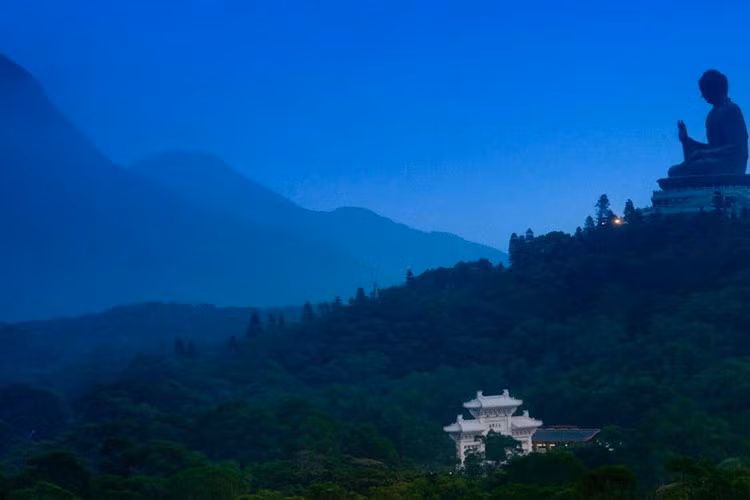 Tượng Phật Thiên Tân: Bức tượng Phật Thích ca Mâu ni bằng đồng, cao 34 m trên đảo Lạn Đầu (Đại Nhĩ Sơn) được khánh thành năm 1993. Đây là một trong những pho tượng Phật lớn nhất thế giới. Để lên tới bức tượng, du khách phải leo 268 bậc thang.