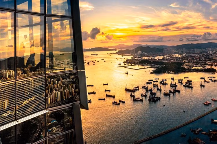 Sky 100: Đài quan sát 360 độ này nằm trên tầng 100 của Trung tâm thương mại quốc tế ICC ở cảng Victoria. Đây là địa điểm lý tưởng dành cho những ai muốn ngắm nhìn toàn cảnh thành phố từ trên cao.