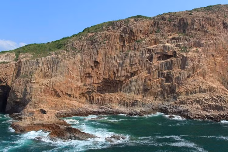 Nhóm đảo Ung Kong: Ung Kong là một nhóm gồm 3 hòn đảo nhỏ ở đông nam Hong Kong, gồm đảo Bluff, đảo Basalt và đảo Hoành Châu. Khu vực này có những bức tường đá tự nhiên tuyệt đẹp nằm dọc bờ biển.