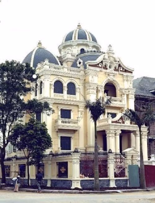 Biệt thự xây theo kiến trúc cổ của Pháp ấn tượng bởi đường nét chi tiết cầu kỳ. Ảnh: Tinmoi.