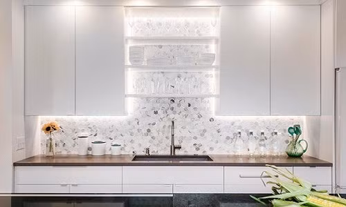 Kiểu dáng, kích thước. Để tiện lợi cho việc vệ sinh ở các khu vực nấu nướng, nhiều chị em cũng ưu ái lựa chọn những mẫu gạch ốp với kiểu dáng đơn giản, kích thước lớn.