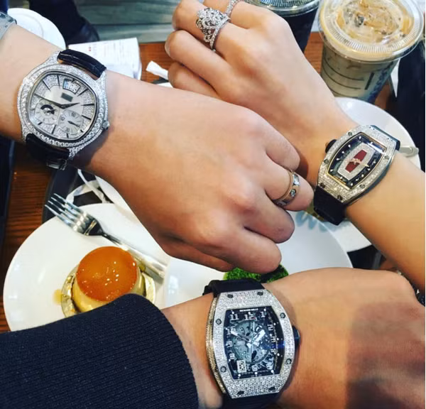 Denis Đỗ đặc biệt yêu thích dòng đồng hồ cao cấp Richard Mille và Patek Phillipe Nautillus. Ảnh: Saobiz.
