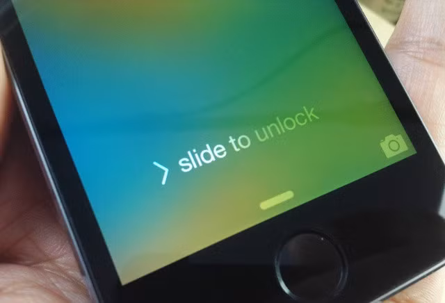 Thay vì bấm nút Power, người dùng có thể tắt nguồn iPhone bằng nút “Slide to power off” trên màn hình. Ảnh: AppleInsider.