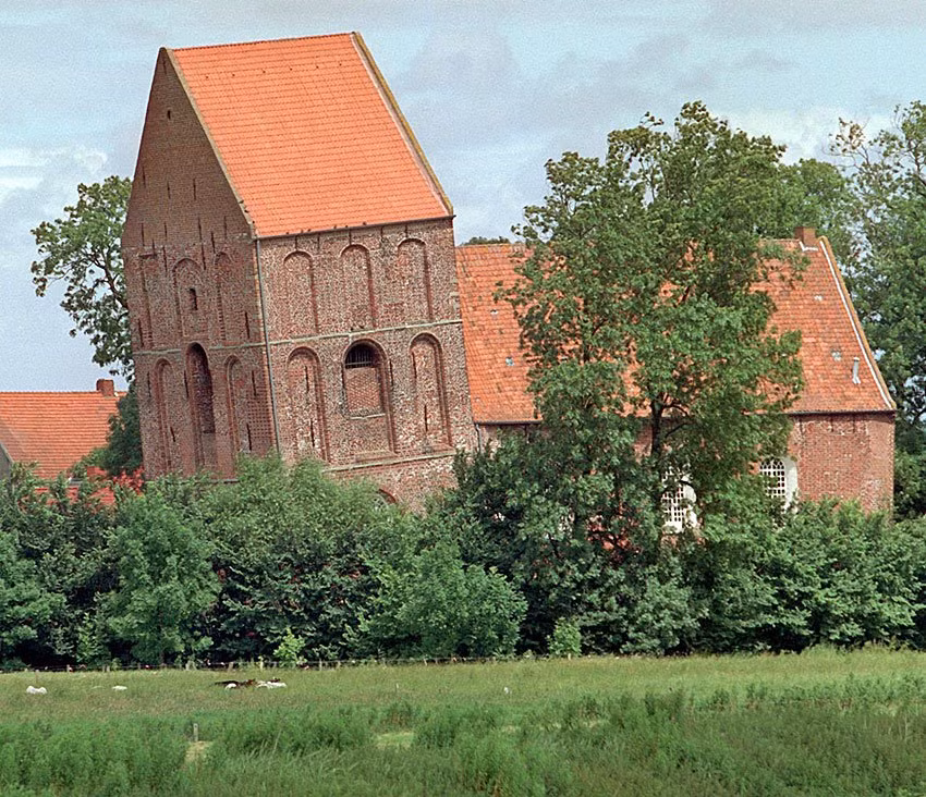 Phía Đông vùng Frisian của nước Đức có một tòa nhà nghiêng Suurhusen được xây dựng từ thời Trung cổ. Ảnh: Spiegel.