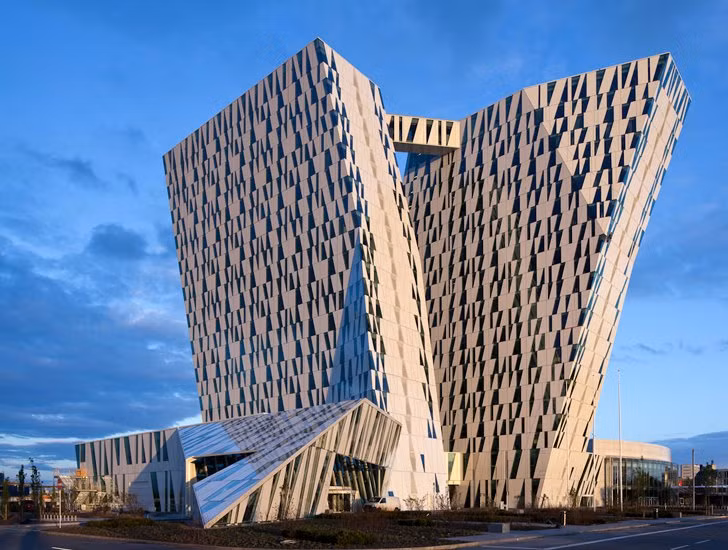 Công trình khách sạn gồm 2 tòa nhà Bella Sky Comwell ở Đan Mạch được coi là một trong những tòa nhà nghiêng ấn tượng nhất thế giới. Cả hai tòa nhà được xây theo hai hướng khác nhau với độ nghiêng 15 độ. Ảnh: Printest.