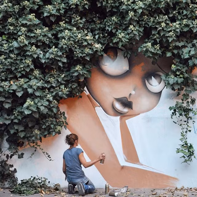 Giàn cây dây leo và gương mặt xinh xắn của thiếu nữ cho khu phố trở nên lãng mạn. Ảnh: Printest.