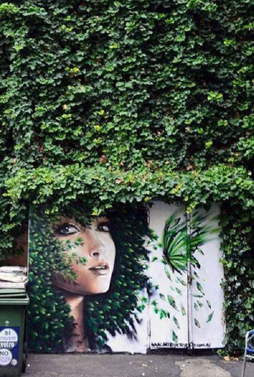 Cô gái với ánh mắt sâu thẳm khiến bức tường trở nên có chiều sâu hơn. Ảnh: Printest.