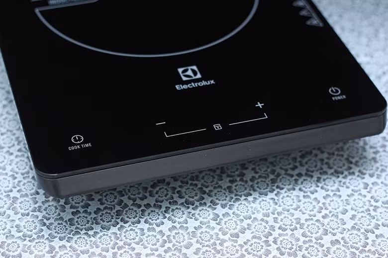 Cùng với công suất 2.000W, bếp có bảng điều khiển cảm ứng, màn hình LED rõ ràng, dễ quan sát, dễ thao tác. Ảnh: Điện máy xanh.