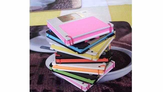 Sổ ghi chú ấn tượng có bìa là vỏ đĩa mềm. Ảnh: News.