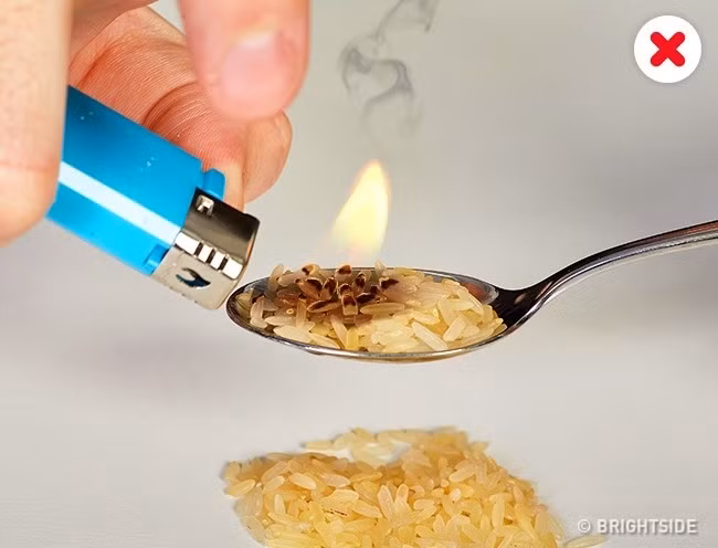 Với gạo, hãy đốt thử một muỗng. Nếu gạo cháy đen và có mùi nhựa thì đó chính là gạo giả.