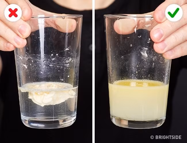 Cách kiểm tra đơn giản nhất là thả bơ vào nước sôi. Bơ thông thường nhanh chóng tan chảy còn bơ thực vật bết lại thành miếng.